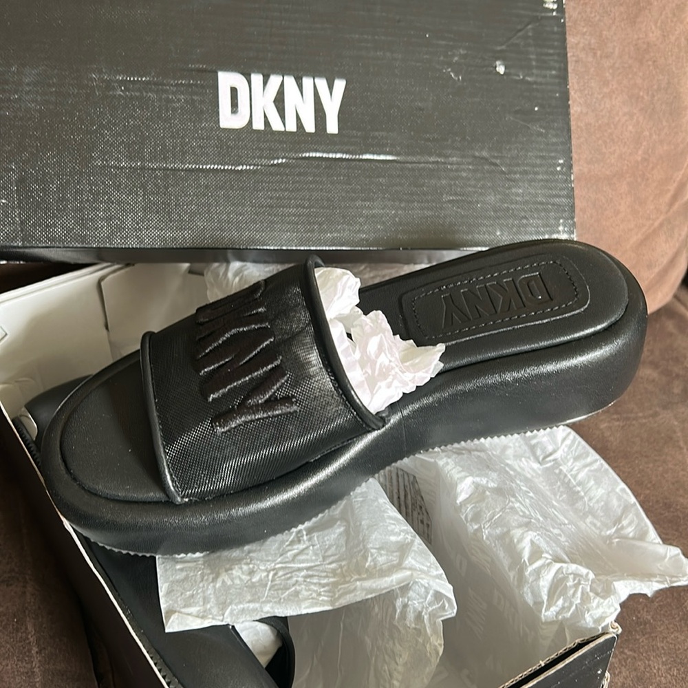 NWB size 6 DKNY Slides